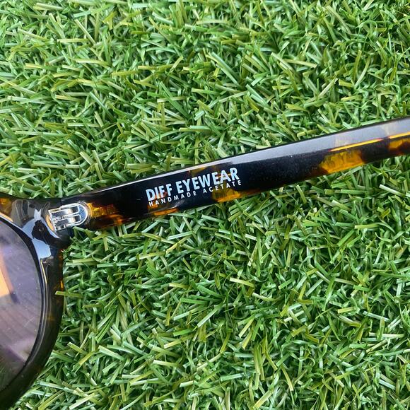 Diff Eyewear Tortoise Purple Dime Sunglasses - Picture 3 of 4